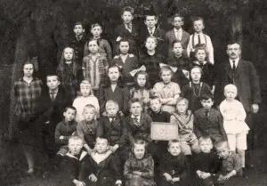 Foto is gemaakt in 1928. Schoolfoto; Openbare Lagere School te Lutten, 16 mei 1928. 01= Johan Lägers; 02= Jan Stoel; 03= Paul Reinink 04= Klaas Hartman; 05= Maarten Jonker; 06= Gerrit Smit 07= Gees Altena (B. dochter); 08= Gees Altena (H. dochter); 09= Jannie Schottert 10= Dina van Keulen; 11= Marrigje van Keulen; 12= Hennie Veltink 13= De Boer (leraar); 14= mej. Westra (lerares); 15= Zander van Engen 16= Griet Niks; 17= Wouw Schottert; 18= Harmje? Hofsink 19= Gonda Jansen; 20= Fenna Wolf; 21= Jan Altena 22= Thijs Niks; 23= Jan van Dijk; 24= Geert Veltink 25= ???? Hofsink; 26= Klaas Stoel; 27= Elle Lägers 28= Jan Jonkers; 29= Johan Cremer; 30= Albert Altena 31= ???? Hofsink; 32= Henk Veltink; 33= Gerrit van Keulen 34= Bonne Niks.