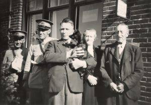 v.l.n.r. postbode J. Mulder, postbode H. Tuin (beiden in zomertenue), kantoorhouder L. Ballast, J. Ballast-Reinink en J. Reinink Hz