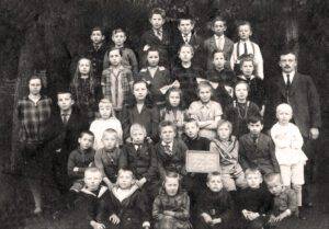 Foto is gemaakt in 1928. Schoolfoto; Openbare Lagere School te Lutten, 16 mei 1928. 01= Johan Lägers; 02= Jan Stoel; 03= Paul Reinink 04= Klaas Hartman; 05= Maarten Jonker; 06= Gerrit Smit 07= Gees Altena (B. dochter); 08= Gees Altena (H. dochter); 09= Jannie Schottert 10= Dina van Keulen; 11= Marrigje van Keulen; 12= Hennie Veltink 13= De Boer (leraar); 14= mej. Westra (lerares); 15= Zander van Engen 16= Griet Niks; 17= Wouw Schottert; 18= Harmje? Hofsink 19= Gonda Jansen; 20= Fenna Wolf; 21= Jan Altena 22= Thijs Niks; 23= Jan van Dijk; 24= Geert Veltink 25= ???? Hofsink; 26= Klaas Stoel; 27= Elle Lägers 28= Jan Jonkers; 29= Johan Cremer; 30= Albert Altena 31= ???? Hofsink; 32= Henk Veltink; 33= Gerrit van Keulen 34= Bonne Niks.