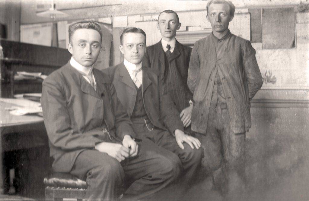 Personeel de Baanbreker. 2e van links - HJ Reinink